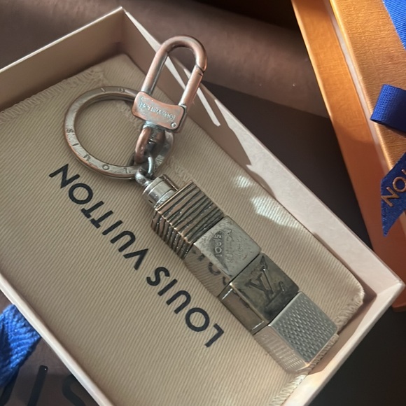 Authentic Louis Vuitton key chain logo unisex - Picture 7 of 13